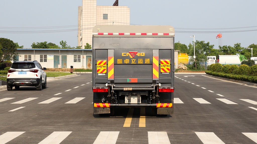 東風(fēng)小多利卡桶裝垃圾車(chē)高清圖